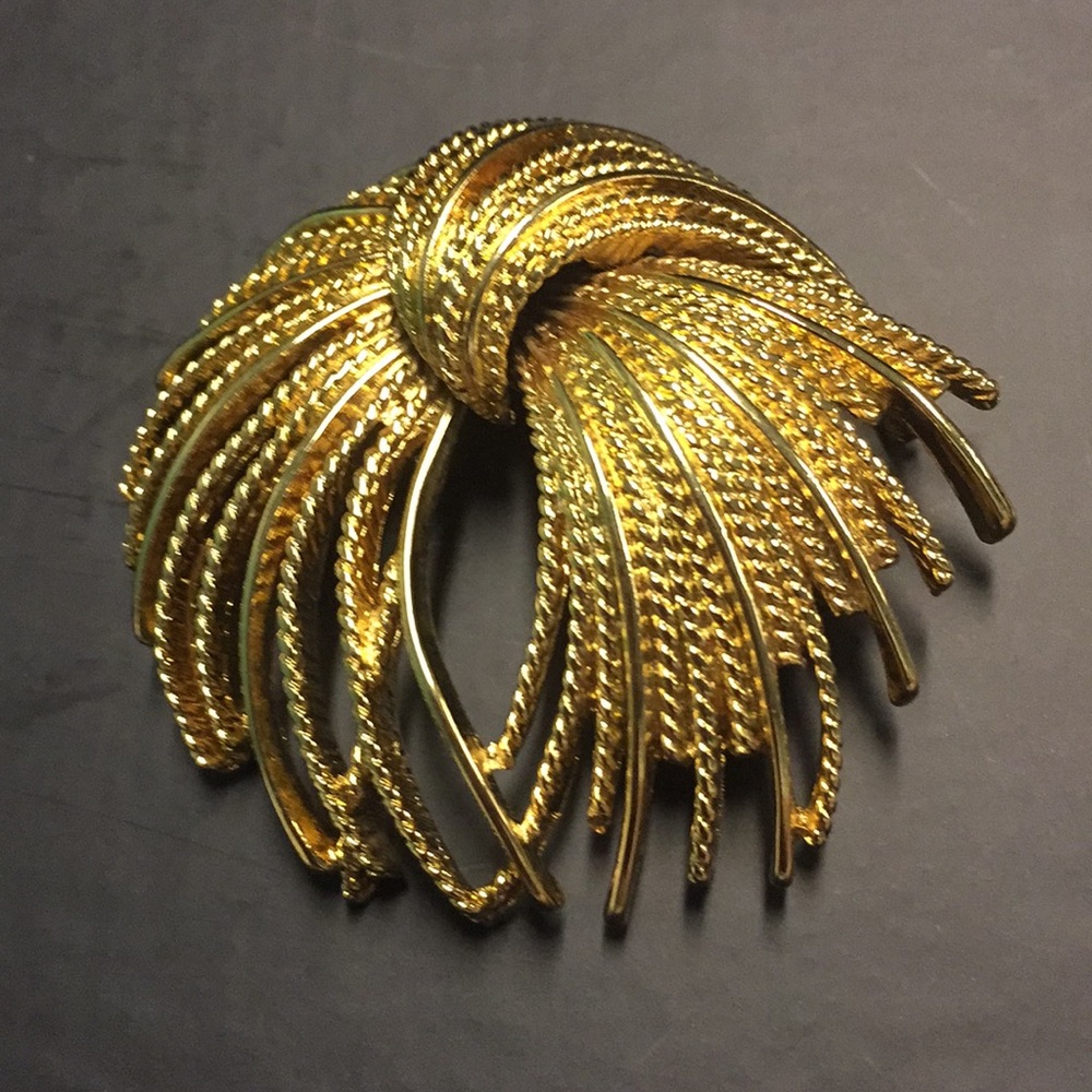 VINTAGE MONET FIREWORKS GOLD TONE BROOCH